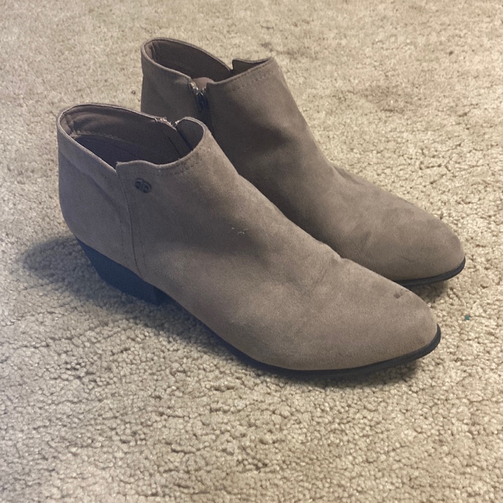 Daisy Fuentes Brown Booties with zipper